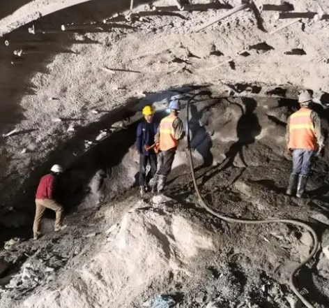 谷城拱顶带模注浆料的施工流程及注意事项